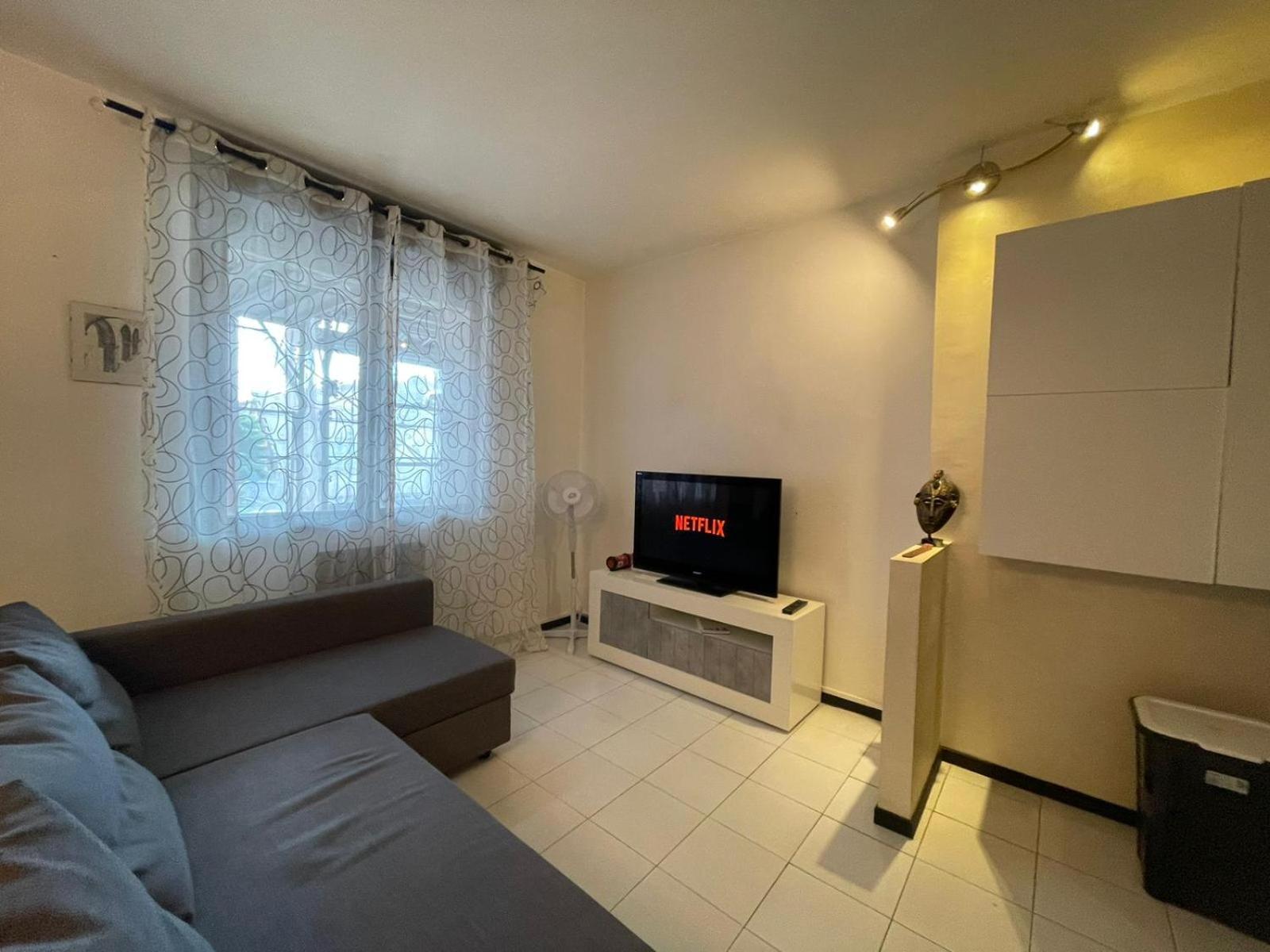Apartment Citta&aeroporto Black And White