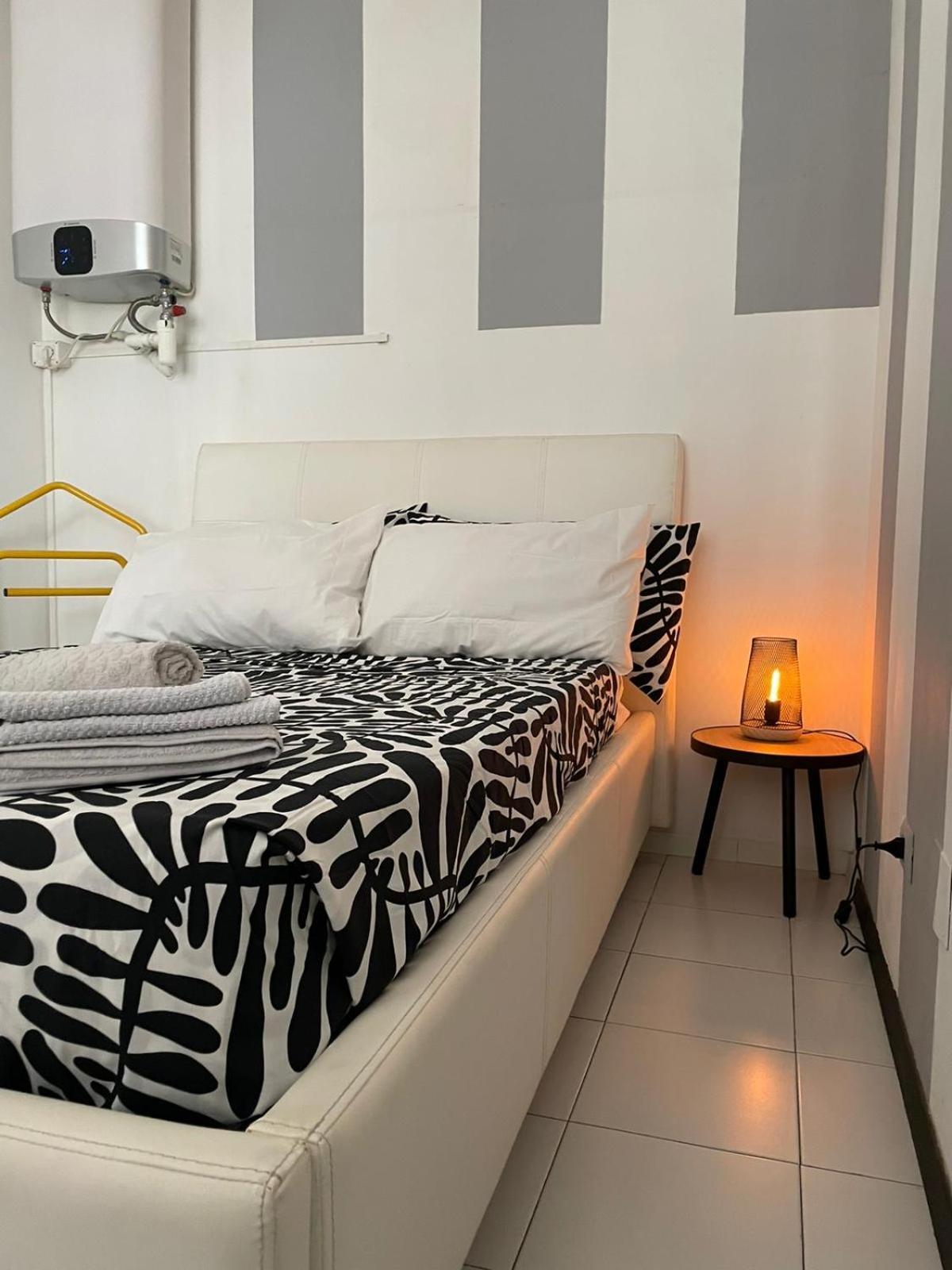 Citta&aeroporto Black And White Apartment