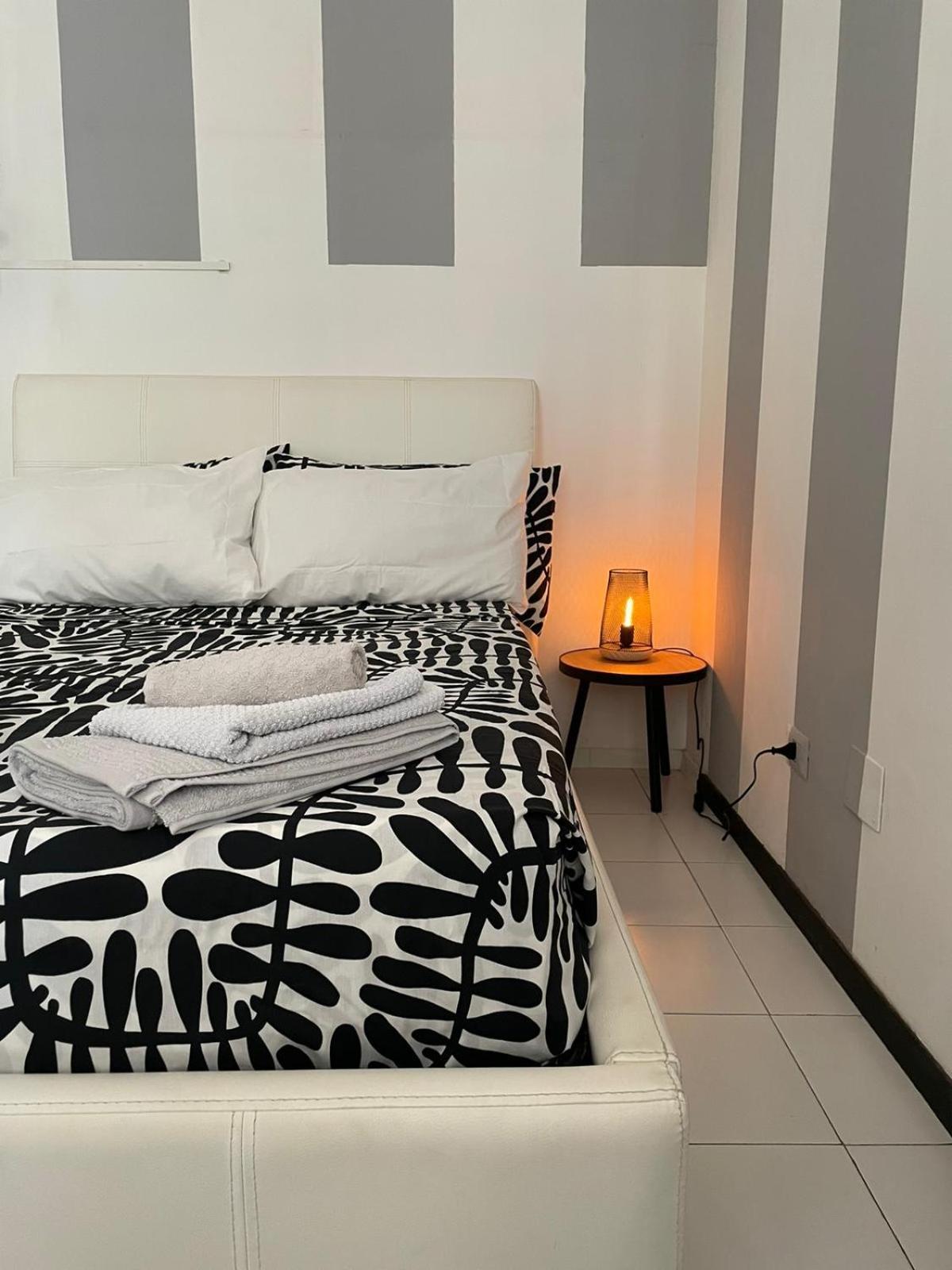 Citta&aeroporto Black And White Apartment *